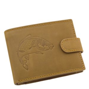 Barna színű GREEN DEED márkajelű, horgász férfi bőr pénztárca minőségi bőrből legyártva, harcsa mintás fedéllel. Átkapcsoló pánttal.