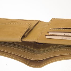 Barna színű GREEN DEED márkajelű, horgász férfi bőr pénztárca minőségi bőrből legyártva, harcsa mintás fedéllel. Átkapcsoló pánttal.