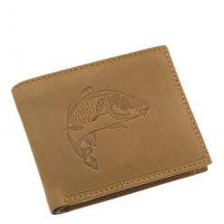 Horgász bőr pénztárca, mely minőségi bőrből készült barna színben. Fedelén egy aprólékos kidolgozott ponty képével. Díszdobozos termék.