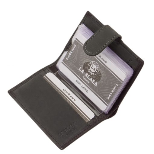 Díszdobozban kapható sportosan elegáns megjelenésű, praktikus valódi bőr RFID kártyatartó, mely akár pénztárca helyettesítésére is alkalmas.