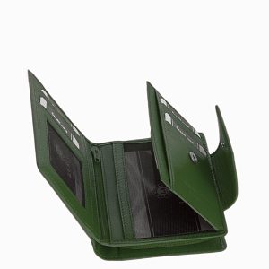 Divatos megjelenésű, kis méretű női bőr pénztárca, sokoldalú és praktikus belsővel, RFID védelmet is nyújtva, díszdobozos kivitelben.