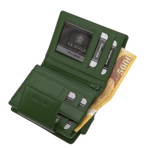 Divatos megjelenésű, kis méretű női bőr pénztárca, sokoldalú és praktikus belsővel, RFID védelmet is nyújtva, díszdobozos kivitelben.