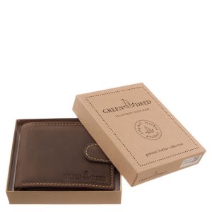 A valódi bőr jellegzetes tulajdonságaival rendelkező, RFID védett férfi pénztárca, mely minőségi GreenDeed márkás díszdobozban kapható.