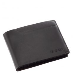 A márka stílusában készült minőségi díszdobozban kapható RFID-s valódi bőr pénztárca, mely férfi vásárlóink számára készült praktikus belsővel