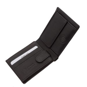 Elegáns sima felületű, igazán puha bőr pénztárca igényes férfi vásárlóink számára tervezett kisméretű, díszdobozos modell.
