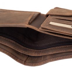Remekül kihasználható, kisméretű,  valódi bőr férfi pénztárca modell, mely rusztikus felületével a vadász pénztárca kollekciót gyarapítja.