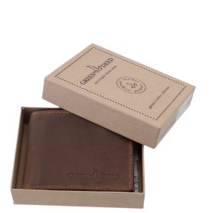 Remekül kihasználható, kisméretű, valódi bőr férfi pénztárca modell, mely rusztikus felületével a vadász pénztárca kollekciót gyarapítja.