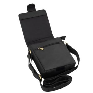 Praktikus méretű, vállpánttal is rendelkező valódi bőr anyagú férfi táska elegáns barna és fekete színben elérhető, stílusos modell.