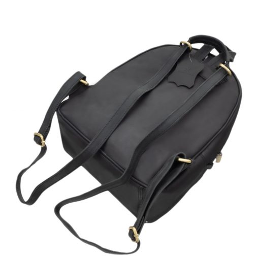 Oldaltáskaként és praktikus háti táska kialakítással is használható minőségi valódi bőr modell, melyet férfi vásárlóink számára ajánlunk.