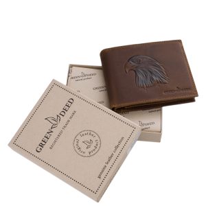 Egyedi 3D hatást keltő, domború sas mintával a barna vadász bőr fedélen, mellyel ez a minőségi férfi pénztárca rendelkezik. Díszdobozos!