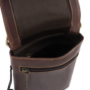 Praktikus megoldásokkal rendelkező, minőségi valódi bőr férfi táska, elegáns sötétbarna színben, ideális kis méretben, vállpánttal is ellátva.