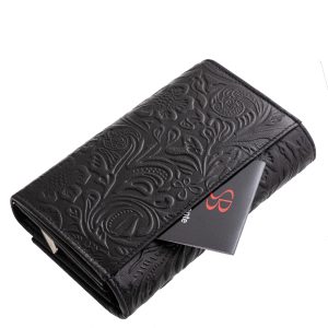 Brifkó fazonú, nagy méretű, divat bőr női pénztárca modell, melynek külseje egyedi mintás virágmotívummal lett díszítve. Díszdobozos modell.