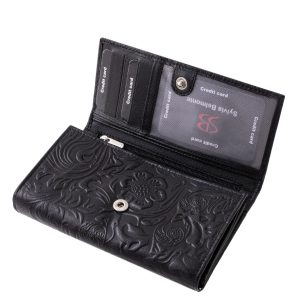 Brifkó fazonú, nagy méretű, divat bőr női pénztárca modell, melynek külseje egyedi mintás virágmotívummal lett díszítve. Díszdobozos modell.