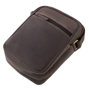 Számos praktikus megoldást tartalmazó valódi bőr férfi táska, mely minőségi GreenDeed modellünk, elegáns sötétbarna színben készült.