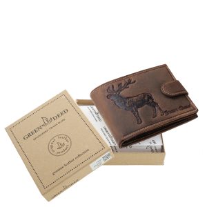 Részletgazdag minőségi gímszarvas benyomat került a vadász férfi bőr pénztárca natúr barna fedelére, mely termékünk stílusos díszdobozban kapható.