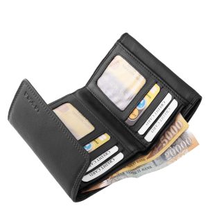 A La Scala márkás, kisméretű, valódi bőrből készült női bőr pénztárca a praktikus kialakítás és az exkluzív minőség tökéletes kombinációja.