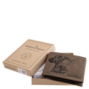 A pénztárca valódi bőr fedelét a népszerű tacskó kutyus, minőségi rajzolata díszíti, természetesen a GreenDeed márka díszdobozában kapható termék.