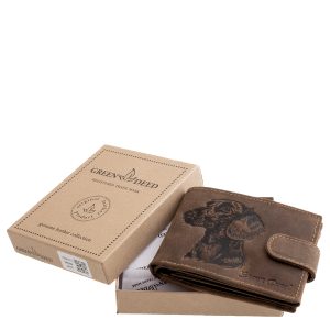 Ez az egyedi bőr pénztárca valódi bőrből készült, fedelét pedig a népszerű tacskó kutyafajtát ábrázoló, igényesen kidolgozott benyomás díszíti.