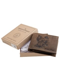 A pénztárca valódi bőr felületébe egy szépen kidolgozott yorkie kutyust ábrázoló minta került, mely egyedivé teszi ezt a minőségi díszdobozos modellt.