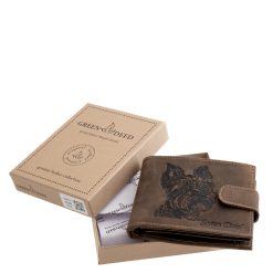 A bőr pénztárca felületére szépen kidolgozott yorkie motívum került, amely egyedi megjelenést kölcsönöz ennek a díszdobozos, prémium minőségű modellnek.