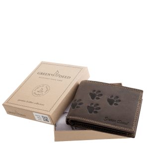 Kutyabarátok számára remek választás ez a díszdobozos, minőségi, valódi bőr pénztárca, melyet egyedi tappancsos minta díszít. GreenDeed márkás termék.