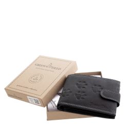 Díszdobozos, minőségi, valódi bőr pénztárca, melyet egyedi tappancsos minta díszít, ezért kutyabarátok számára tökéletes választás. GreenDeed márkás termék.