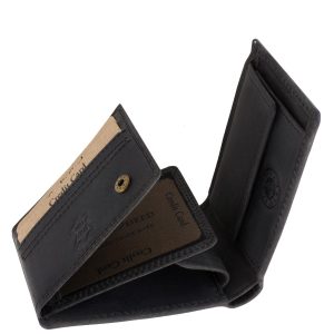 Praktikus funkciókkal bővelkedő, kisméretű ezért kényelmesen hordozható, minőségi, valódi bőr férfi pénztárca, mely natúr díszdobozban kapható.