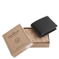 Praktikus funkciókkal bővelkedő, kisméretű ezért kényelmesen hordozható, minőségi, valódi bőr férfi pénztárca, mely natúr díszdobozban kapható.