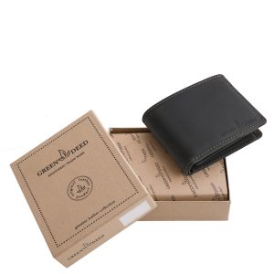 Praktikus funkciókkal bővelkedő, kisméretű ezért kényelmesen hordozható, minőségi, valódi bőr férfi pénztárca, mely natúr díszdobozban kapható.