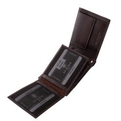Ez a díszdobozos, prémium minőségű férfi bőr pénztárca valódi bőrből készült, stílusát pedig egyedi dizájnelem teszi igazán különlegessé.
