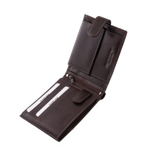 Ez a prémium minőségű férfi pénztárca valódi bőrből készült, átkapcsolós fedelén egyedi dizájnelem látható, díszdobozos csomagolásban kapható.