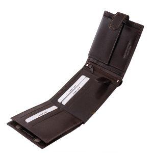 Ez a prémium minőségű férfi pénztárca valódi bőrből készült, átkapcsolós fedelén egyedi dizájnelem látható, díszdobozos csomagolásban kapható.