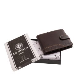 Ez a prémium minőségű férfi pénztárca valódi bőrből készült, átkapcsolós fedelén egyedi dizájnelem látható, díszdobozos csomagolásban kapható.