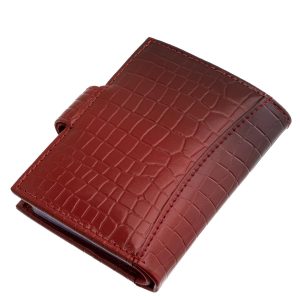 Dekoratív és igazán divatos modellünk ez a valódi bőr, La Scala márkás, croco mintás, álló elrendezésű kártyatartó, minőségi díszdobozban.