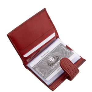 Dekoratív és igazán divatos modellünk ez a valódi bőr, La Scala márkás, croco mintás, álló elrendezésű kártyatartó, minőségi díszdobozban.