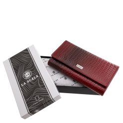 Praktikus kialakítású, nagyméretű, különleges, croco mintás, valódi bőr, női pénztárca, hozzáillő elegáns megjelenésű díszdobozban.