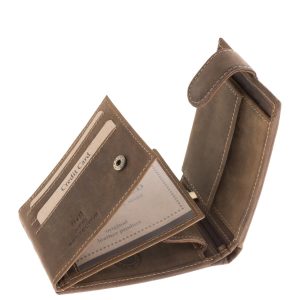 A díszdobozos valódi bőr férfi pénztárca különlegessége, hogy fedelét egy dinamikus kézilabdás grafika és egy praktikus, patentos átkapcsolópánt díszíti.