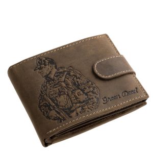 Ennek a díszdobozos, egyedi, valódi bőr férfi pénztárca modellnek a fedelén magyar katona látható, amely tiszteletadás a haza szolgálatában állók előtt.