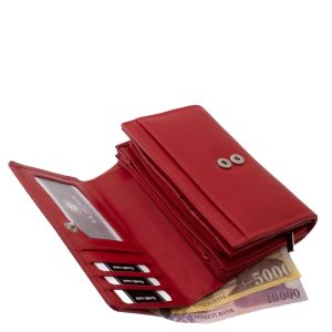 Praktikus méretű, kényelmesen használható, klasszikus megjelenésű valódi bőr női pénztárca, mely divatos piros színben készült.