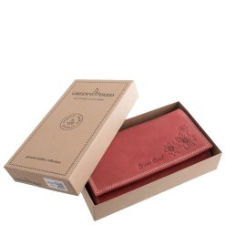 A valódi bőr női pénztárca fedelének sarkában szolid virág-mintás benyomás látható, melynek köszönhetően divatos megjelenésű ez a díszdobozos modellünk.