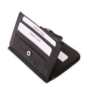 Fekete színű, praktikus, többfunkciós, kellemes tapintású valódi bőr, La Scala márkás, kártyatartó, aprópénztartóval, patenttel zárható külső átkapcsolóval