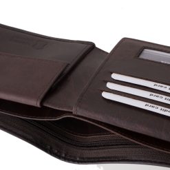 Ez a klasszikus stílusú La Scala férfi pénztárca prémium valódi bőrből készült egyszerre biztosít elegáns megjelenést, tartósságot és kényelmes használatot.