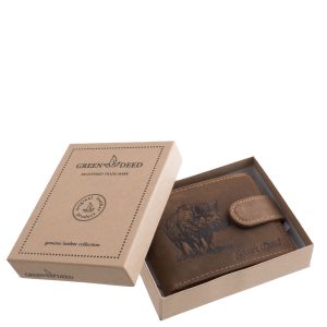 Valódi bőr férfi pénztárca, amelynek fedelét részletgazdag, vaddisznót ábrázoló minta díszíti, praktikus kisméretű GreenDeed modell.