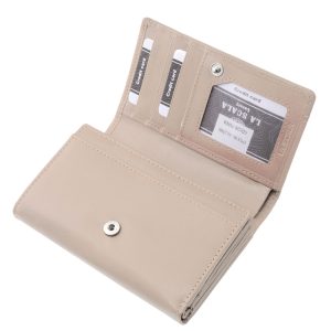 Nagy színválasztékban kapható, divatos megjelenésű, praktikus méretű, női bőr pénztárca modell a La Scala márkacsalád új díszdobozos terméke.