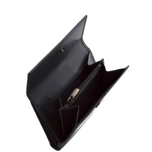 Szolid külsővel, elegáns, fényes női bőr pénztárca visszafogott méretben, számos kellemes színben, stílusos díszdobozos csomagolásban.