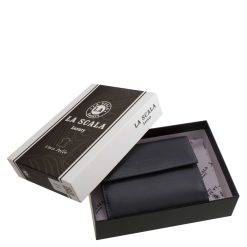 Szolid külsővel, elegáns, fényes női bőr pénztárca visszafogott méretben, számos kellemes színben, stílusos díszdobozos csomagolásban.