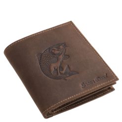 Valódi bőr alapanyagból készült férfi irattartó pénztárca, fedelén kiemelkedő ponty mintával, a GreenDeed stílusos díszdobozos csomagolásában.