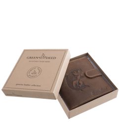 Valódi bőrből készült, nagy méretű férfi irattartó pénztárca, amelynek fedelét a természetet idéző, kiemelkedő ponty mintával díszítettük.