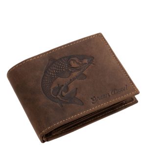 Valódi bőr alapanyagból készült, horgász, férfi pénztárca, amelynek fedelét egy különleges technológiával készült, kiemelkedő ponty mintázat díszíti.
