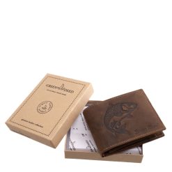 Valódi bőr alapanyagból készült, horgász, férfi pénztárca, amelynek fedelét egy különleges technológiával készült, kiemelkedő ponty mintázat díszíti.